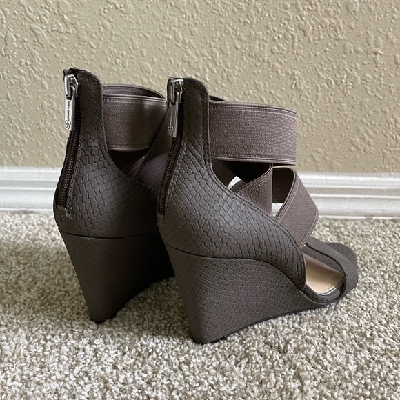 Jessica Simpson Women’s Wedge Heels size 5 grey/taupe - Picture 4 of 4